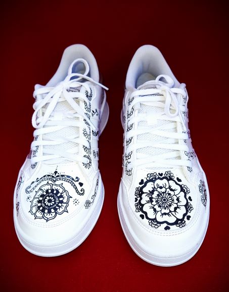 Sneaker "Adidas" blanches en cuir, décorées à la main en pointure 40. Pièce unique.