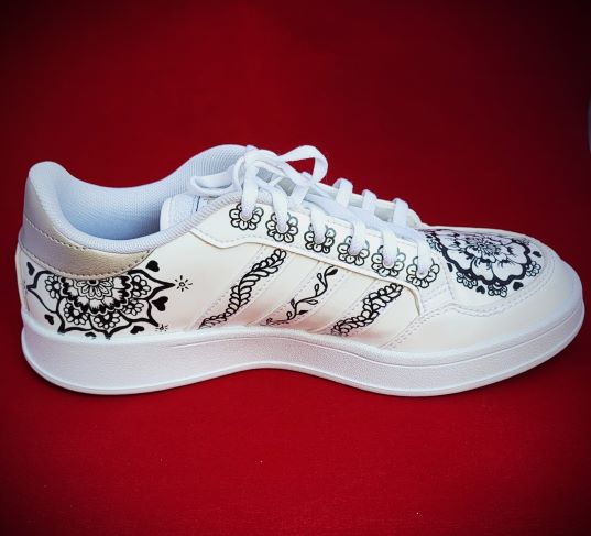 Sneaker "Adidas" blanches en cuir, décorées à la main en pointure 40. Pièce unique.