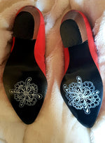Chaussures recyclées de cuir rouge - Pièce unique décorée à la main.