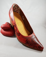 Chaussures recyclées de cuir rouge - Pièce unique décorée à la main.